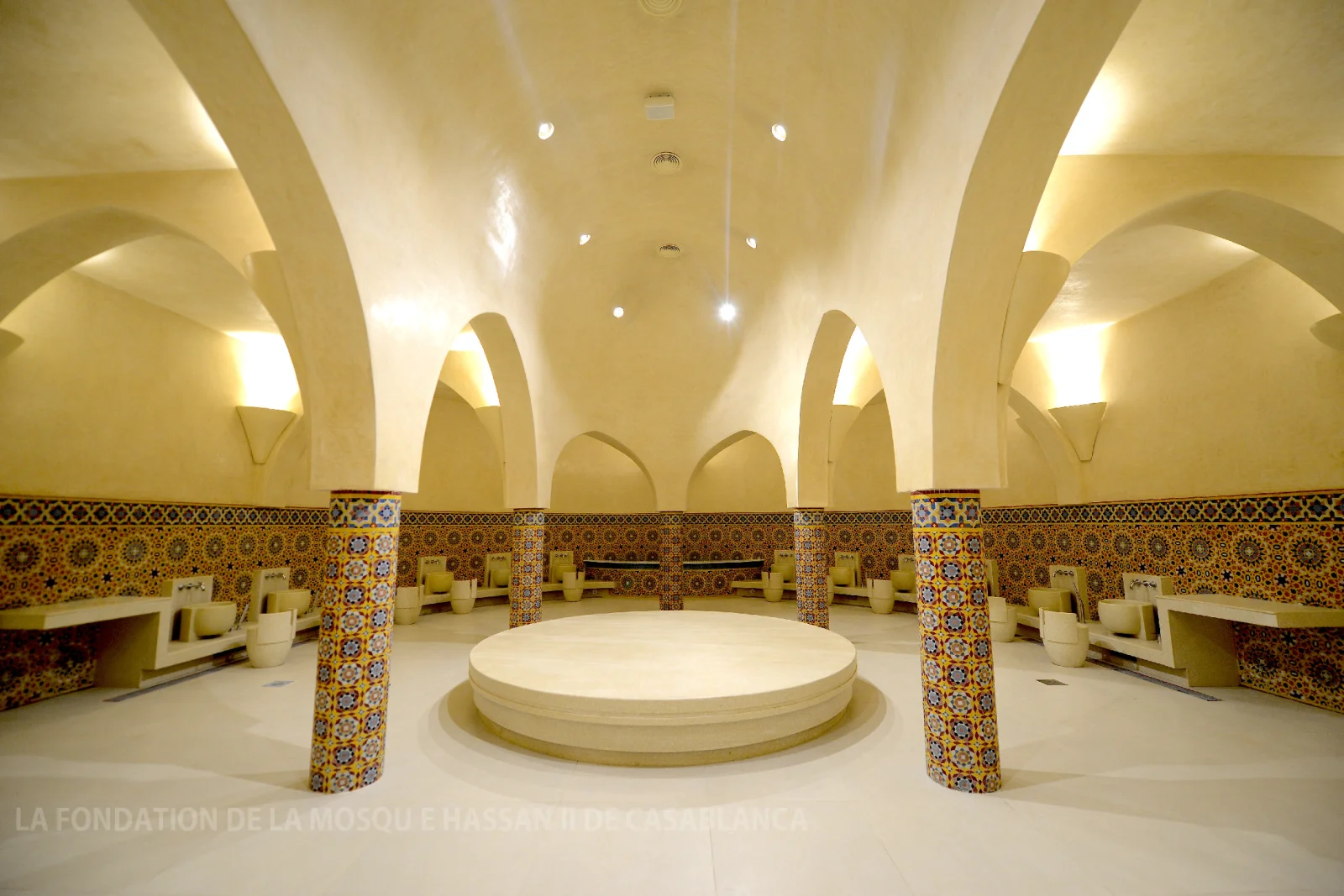 L'Art du Bien-être : Rituel de Purification aux Bains de la Mosquée Hassan II - Image 1